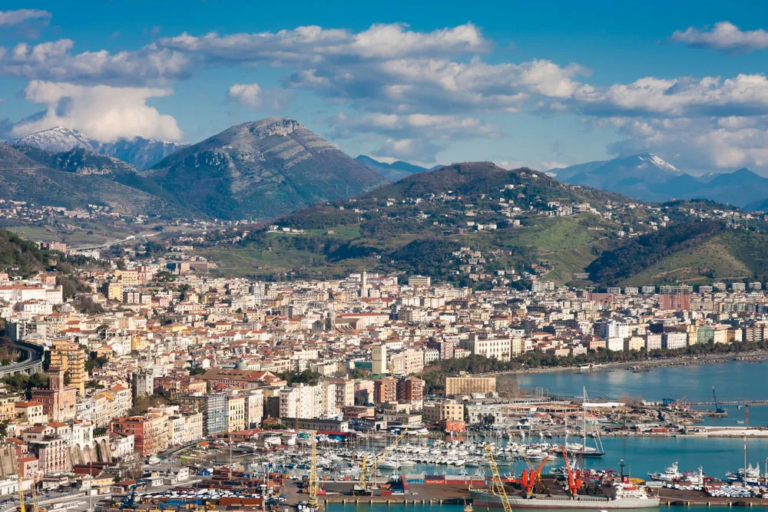 Salerno, l’ampliamento del porta a porta funziona: in tre mesi differenziata oltre il 70%