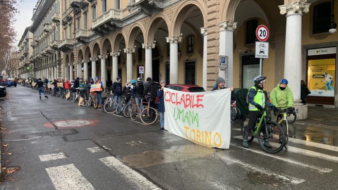 "Ciclabile umana" la protesta dei ciclisti in diverse città d'Italia