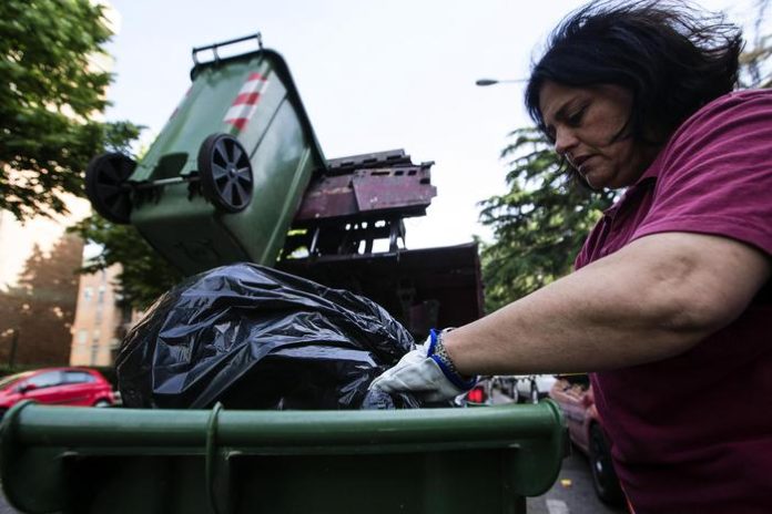 Roma, rifiuti: accordo tra Ama e sindacati per raccolto rifiuti
