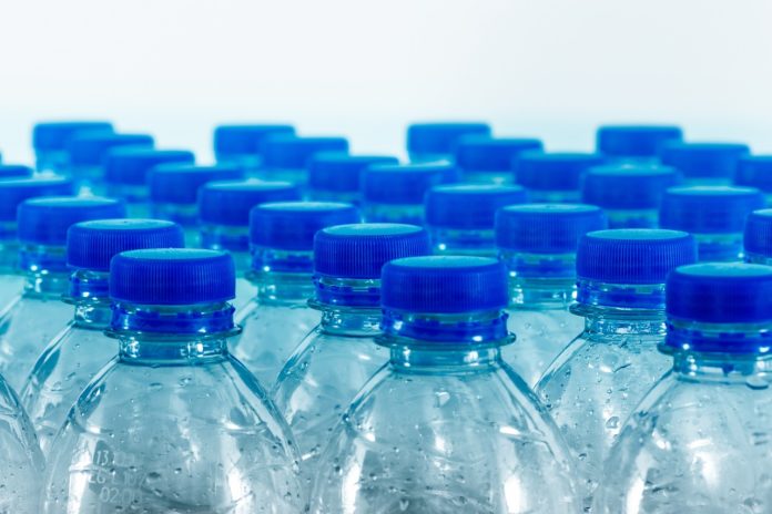Acqua in bottiglia plastica