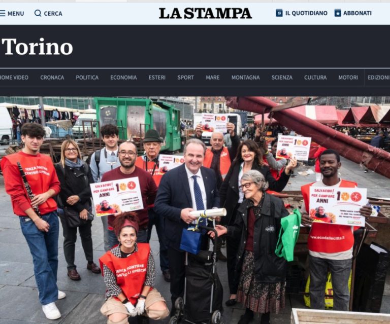 Festa per nonna Maria, 95 anni e ogni giorno tra i banchi del mercato di Porta Palazzo | il video de La Stampa